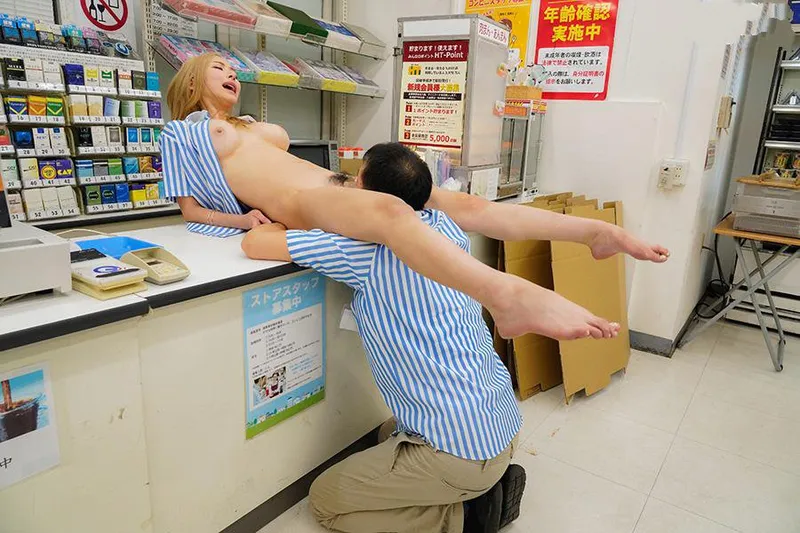Anh quản lý tống tình bảo bối ngổ ngáo của chủ cửa hàng tiện lợi