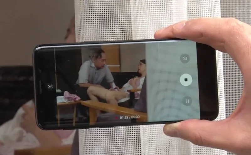 Vợ của con trai gian díu với bố người chồng bị gã quản lý khu phố phát hiện